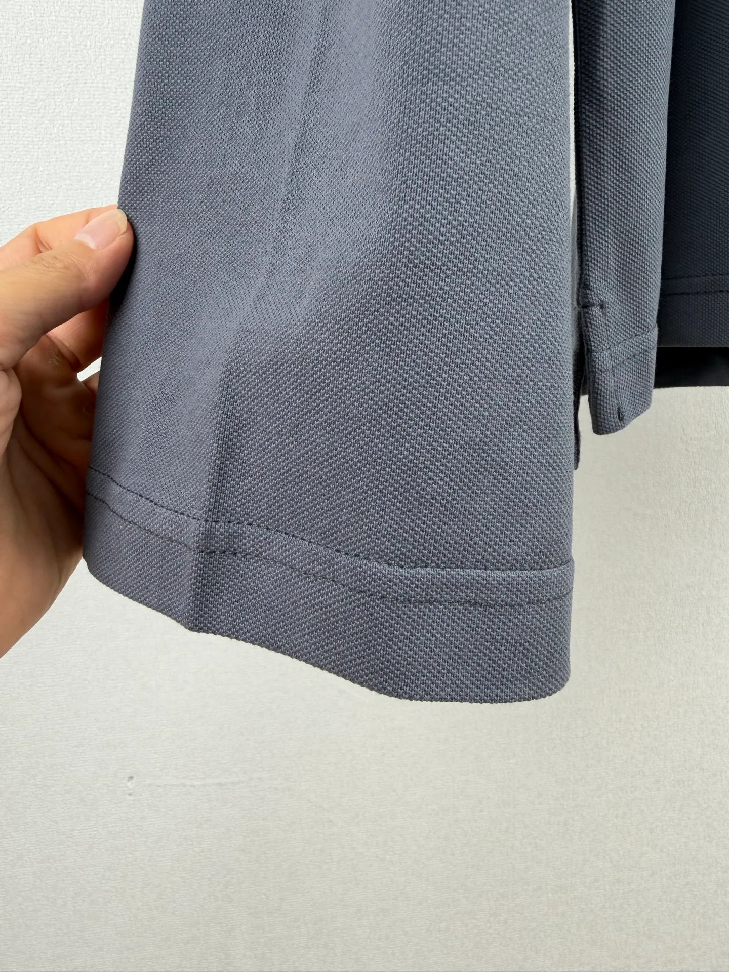 ACNE Studios embroidered logo long-sleeved T-shirt. Customized matte luxury piqué cotton. The texture is dense, soft and skin-friendly. The misty night black is the keynote. The delicate texture is smudged with luxurious soft light. The iconic embroidered logo is engraved on the chest. The same logo on the hem is exquisitely echoed. The minimalist silhouette hides high-level recognition. It has both eye-catching tension and noble texture. It perfectly interprets the Scandinavian minimalist style. Unlock the code of street luxury trends. Process 1: Use imported machine embroidery technology. Use advanced computer control systems and precision mechanical components to realize Acne Studios logo work. High precision. Smooth and delicate lines. Process 2: The fabrics have been fermented and washed. The texture is better. Not easy to deform. Not easy to shrink. Not easy to fade. Maintain long-term beauty. Accessories: Customized 1:1 Acne trademark. Version: loose version. Size: S M L XL.